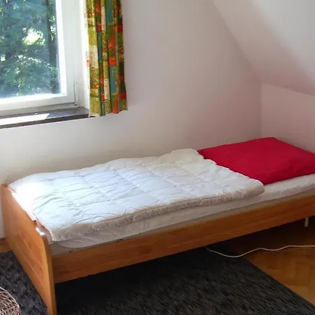 Hébergement de vacances Maison Confortable De 2 Chambres À *
